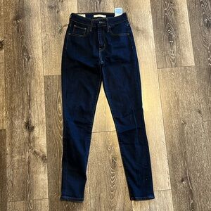 Levi’s quality premium 721 high rise skinny jeans. Size:25. Never worn before.